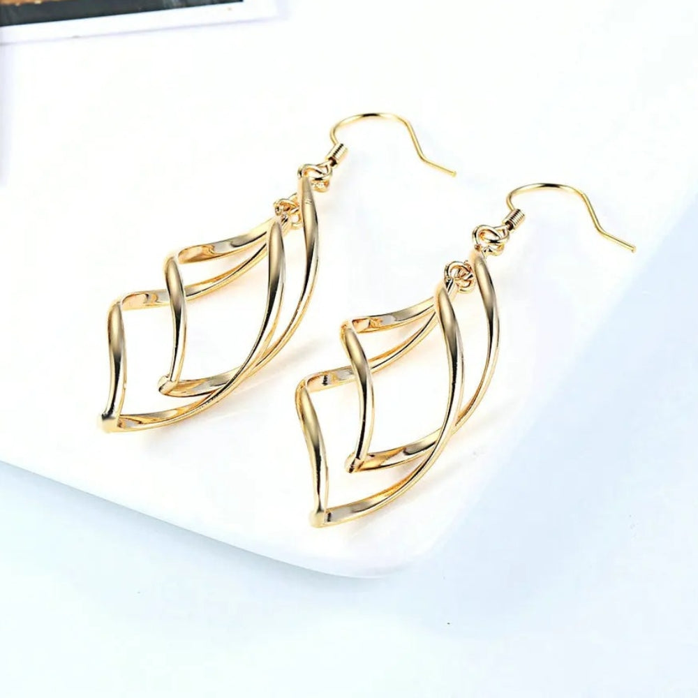 Pendientes colgantes vintage dorados con curvas geométricas intrincadas