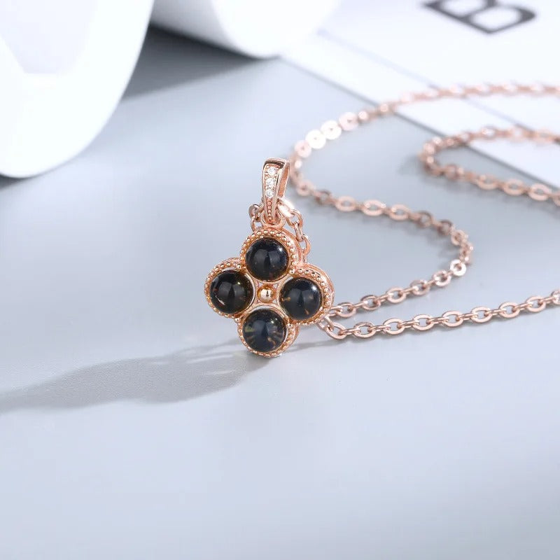 Collier pendentif trèfle en ambre bleu vintage