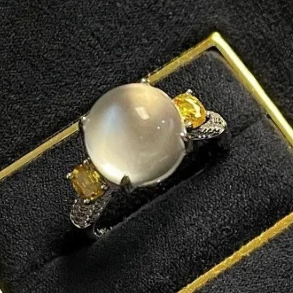 Bague classique en or et pierre de lune jaune