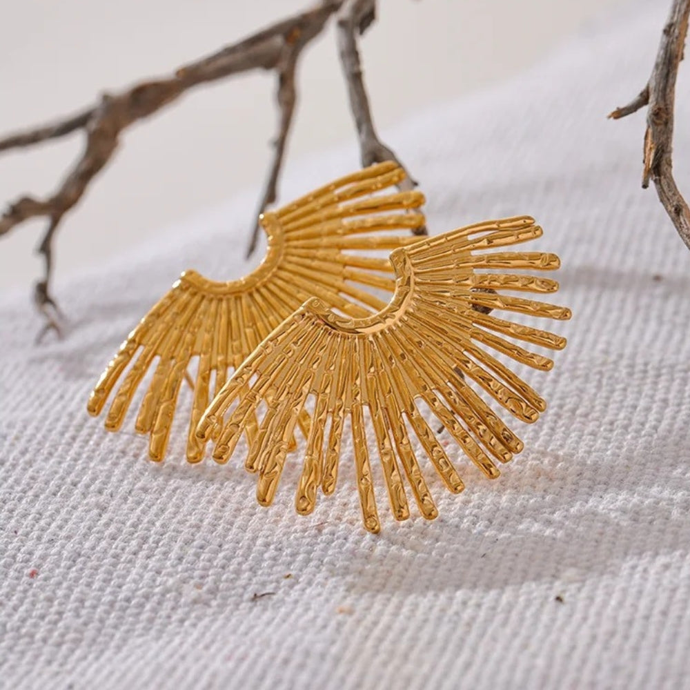 Pendientes vintage dorados con diseño de rayos de sol