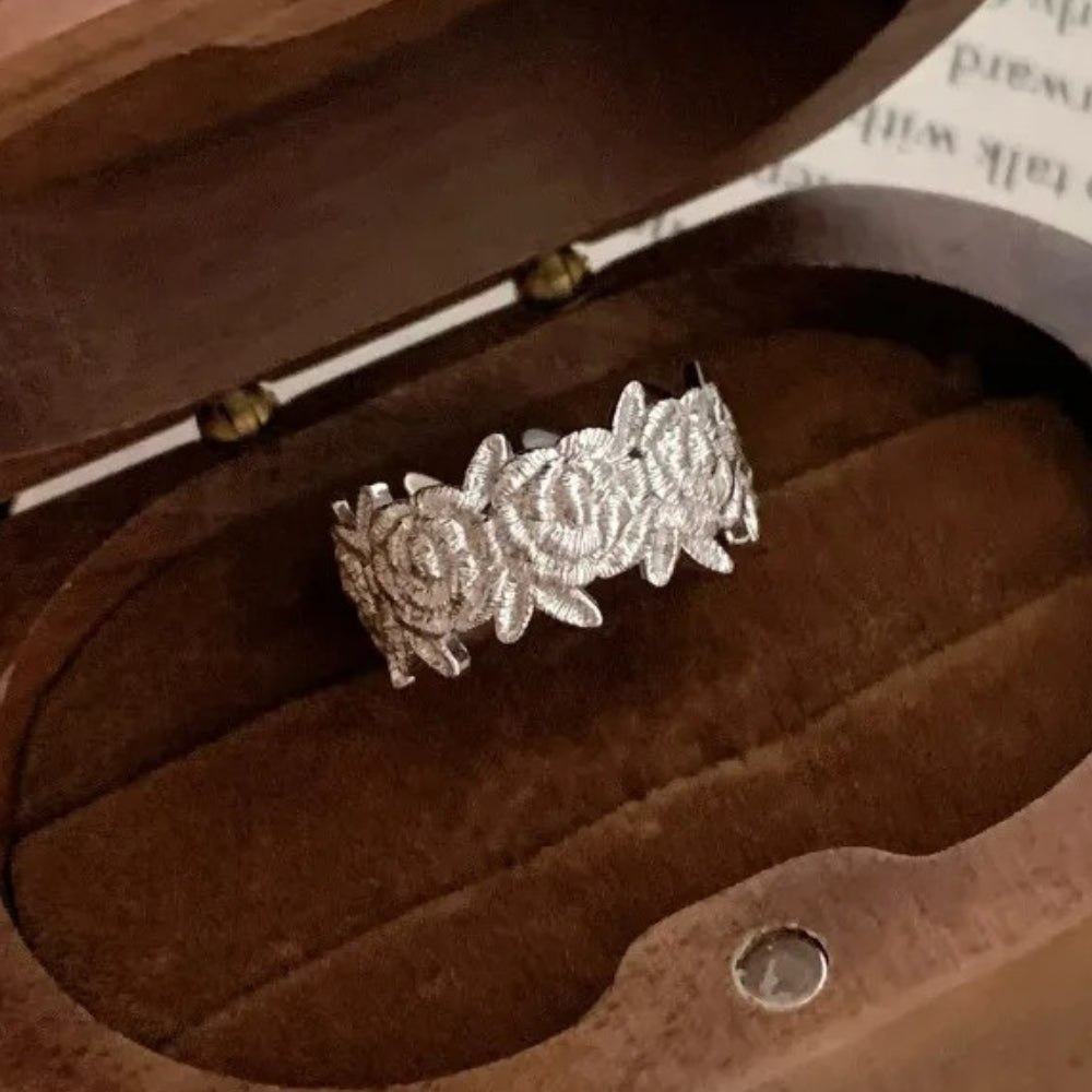 Anillo ajustable clásico con diseño de rosa de plata