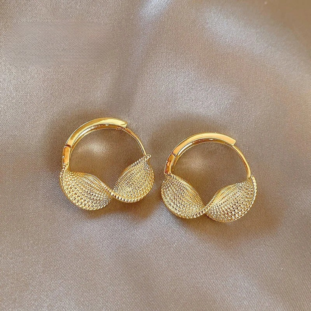Pendientes vintage de oro y círculos retorcidos