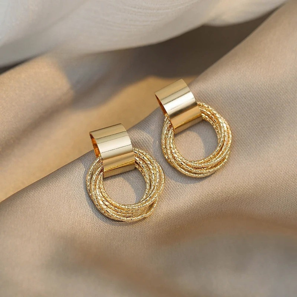 Pendientes retro dorados con múltiples círculos pequeños colgantes