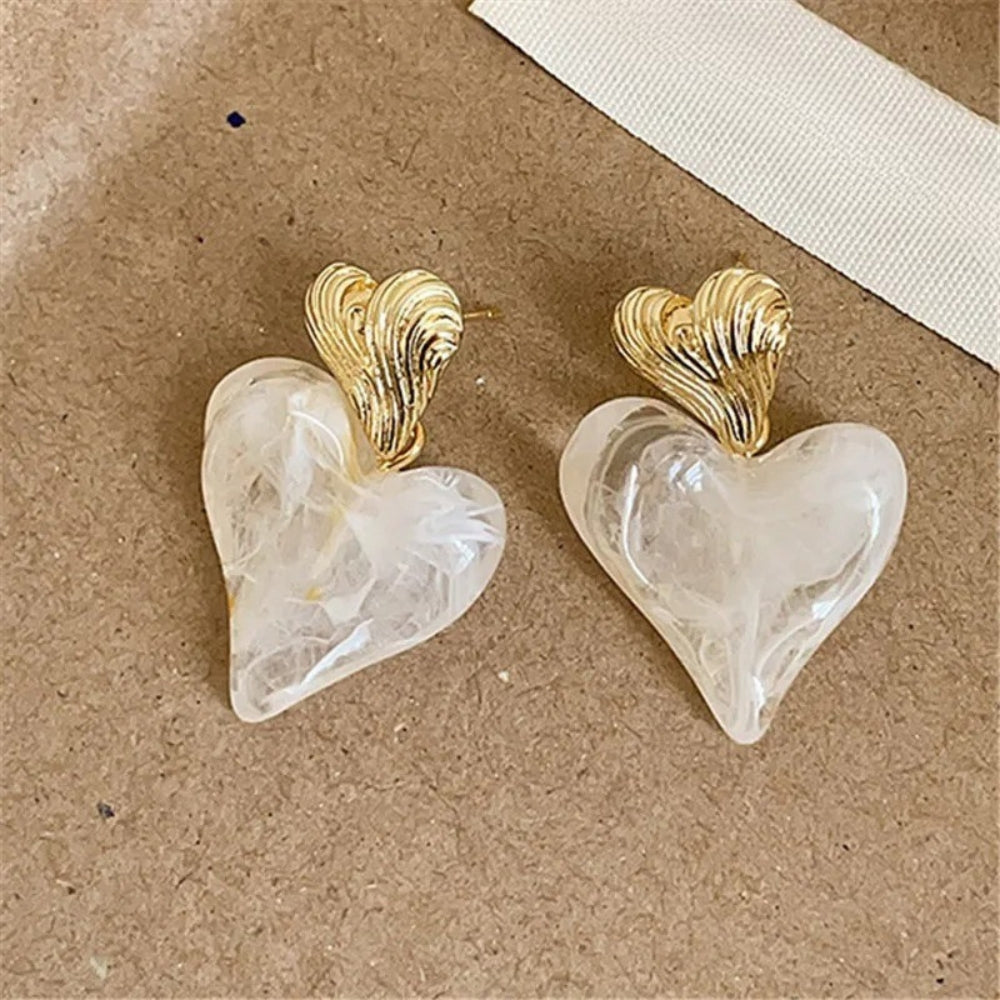 Pendientes vintage con diseño de corazón y parte superior dorada con remolinos