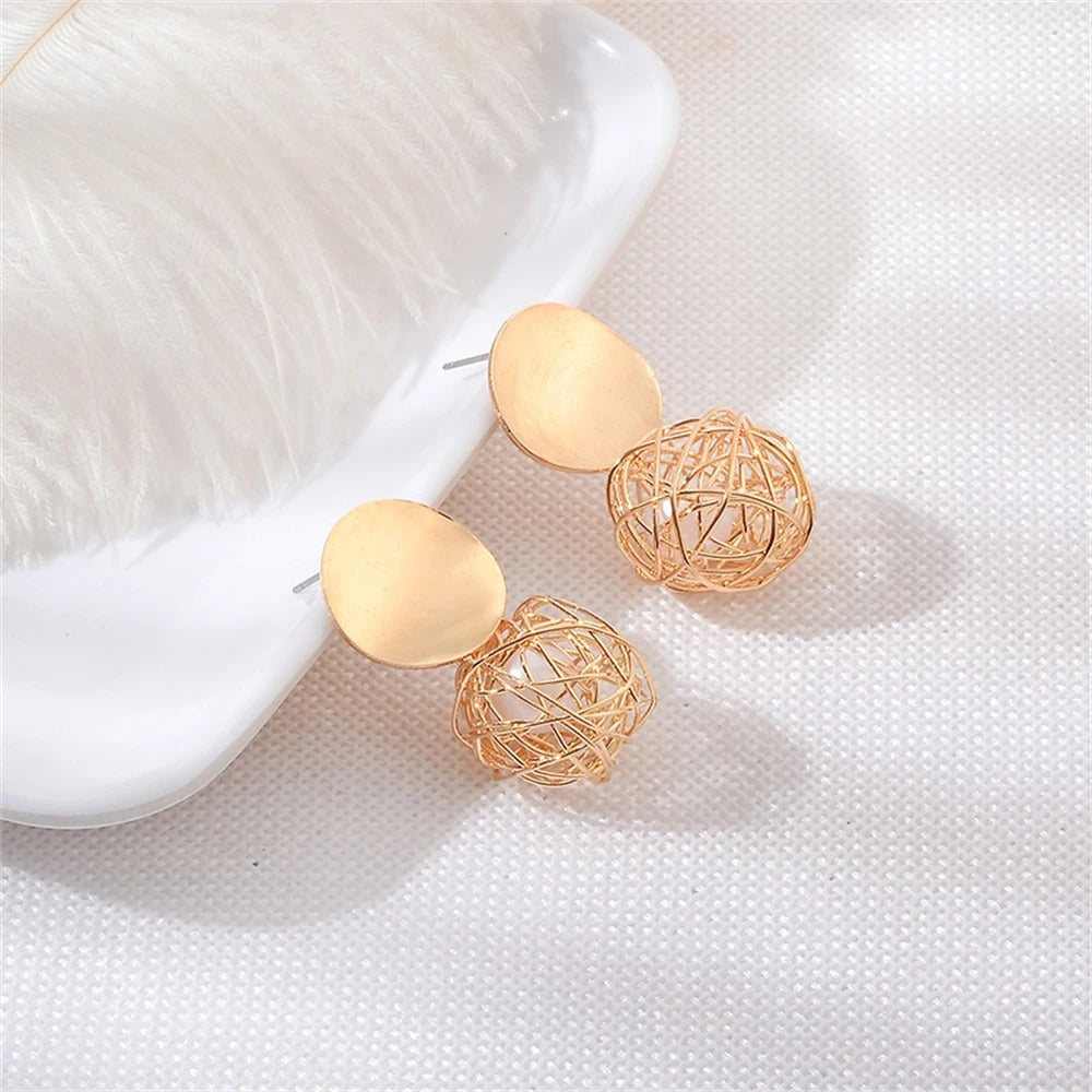 Pendientes colgantes vintage con esfera dorada