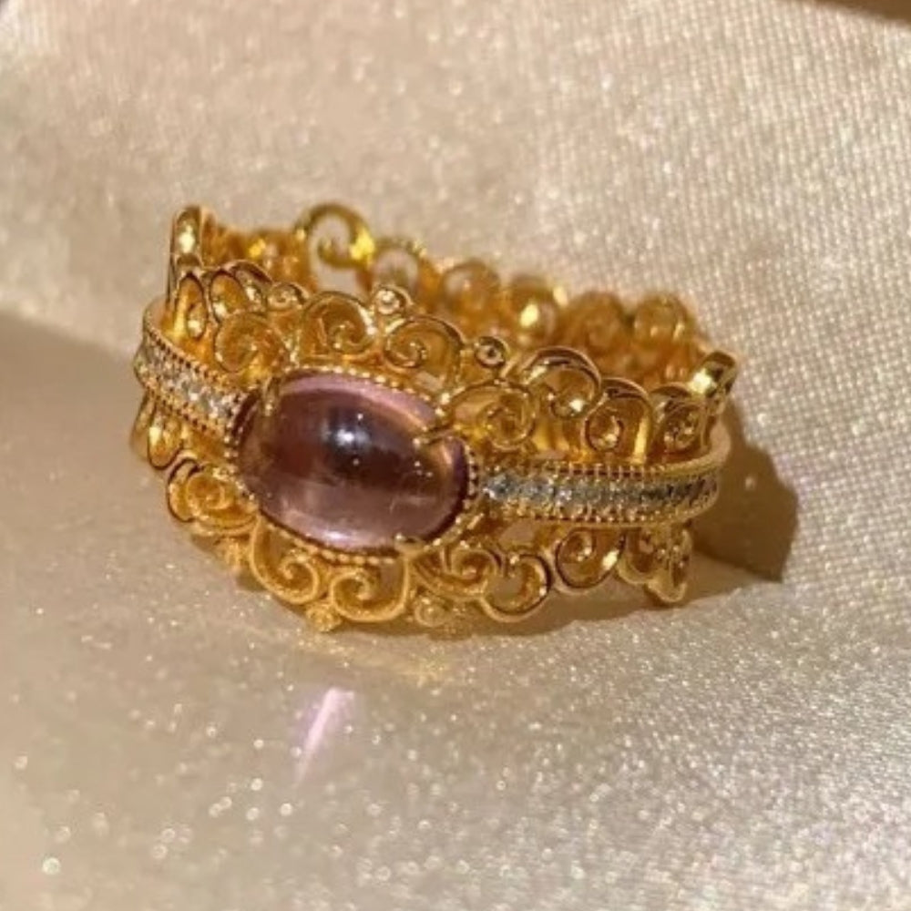 Bague ajustable classique en or et cristal ovale orné de filigrane de pierres précieuses violettes