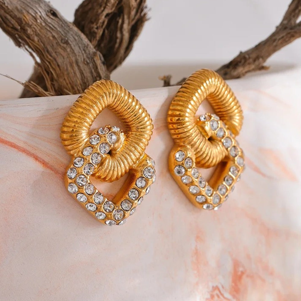 Pendientes vintage dorados entrelazados con brillo