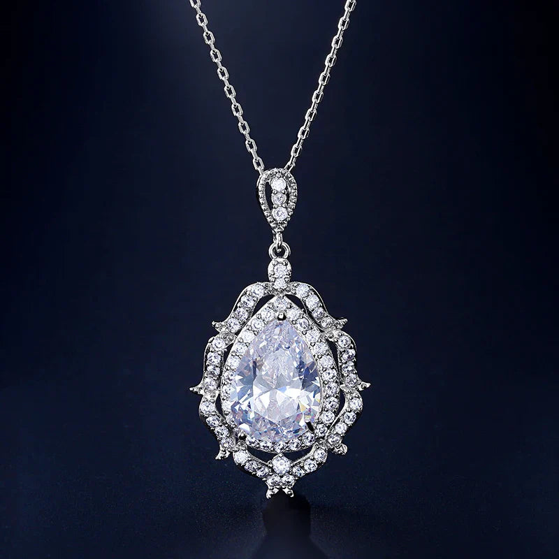 Collier vintage en argent avec cristal en forme de larme