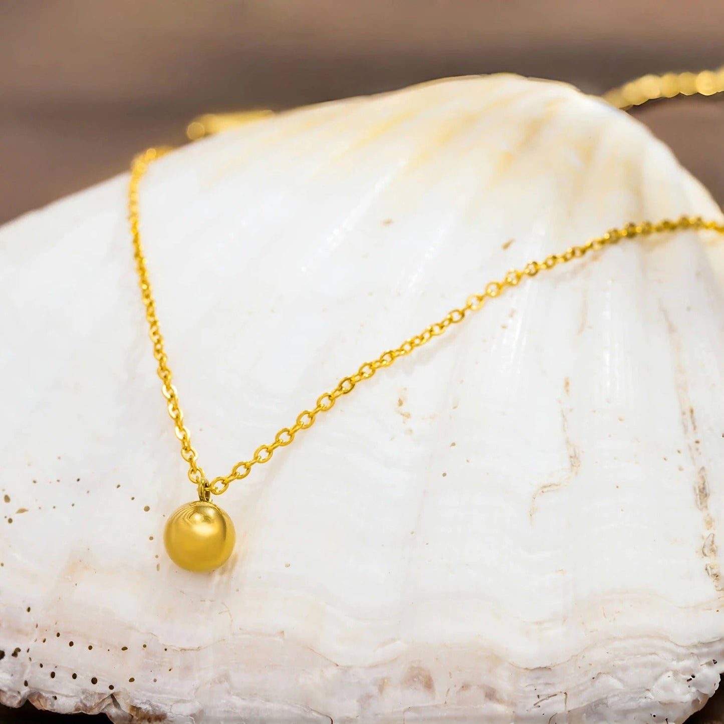 Collier pendentif boule dorée vintage