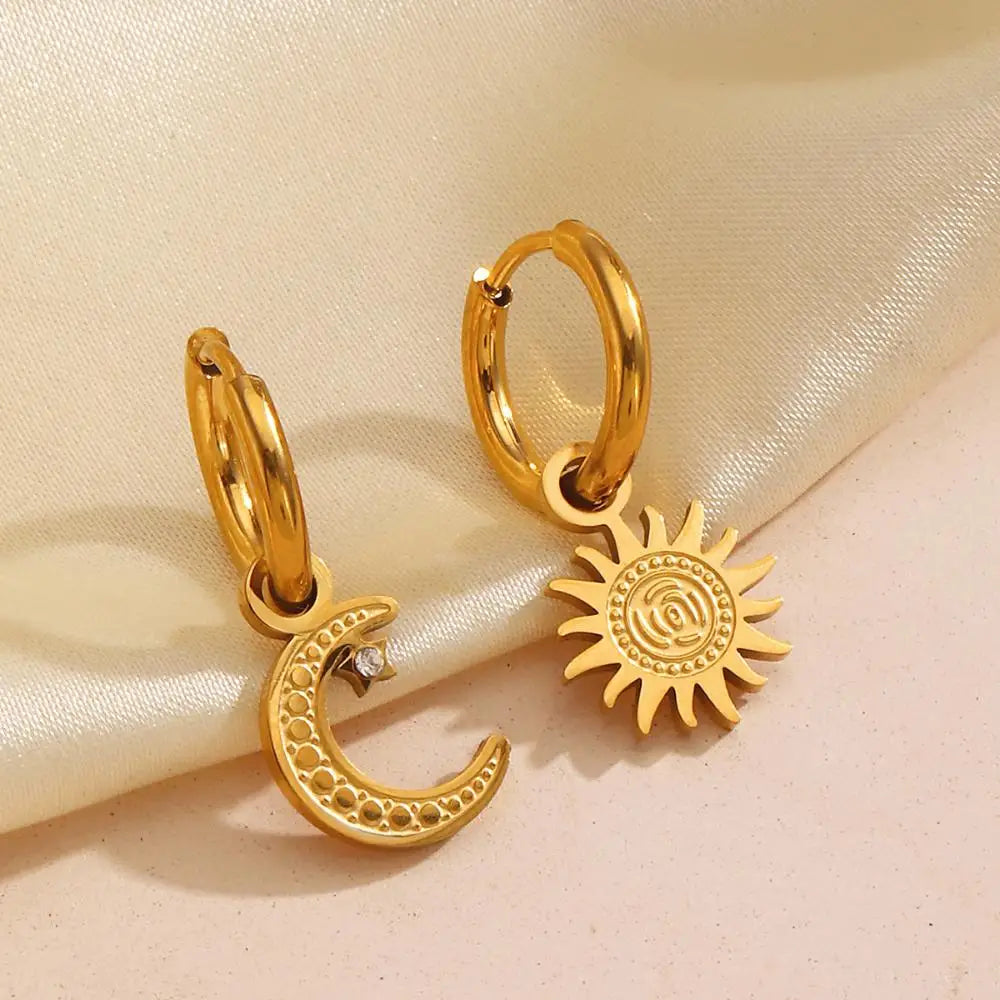 Pendientes de aro vintage de oro con sol y luna