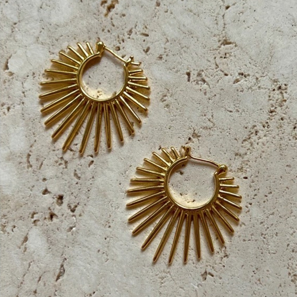 Pendientes de aro vintage dorados con diseño de rayos de sol