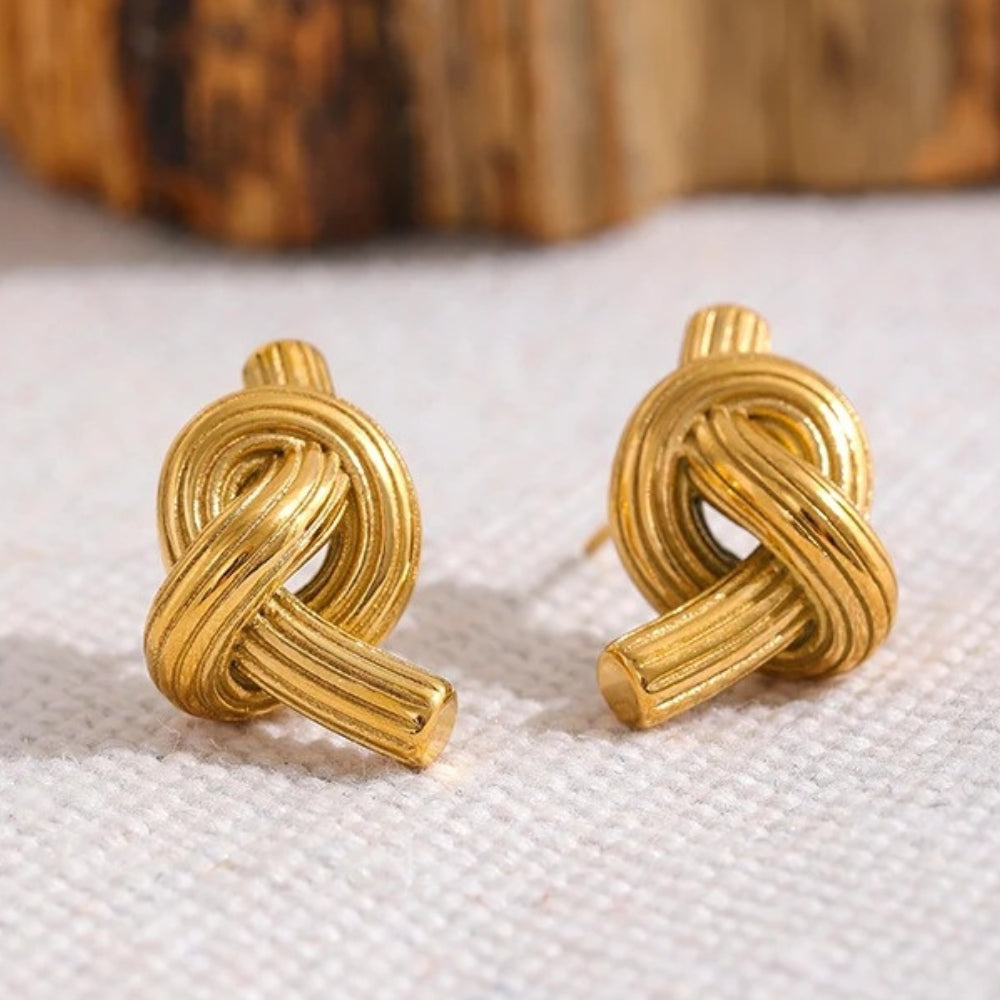 Pendientes vintage con nudo dorado