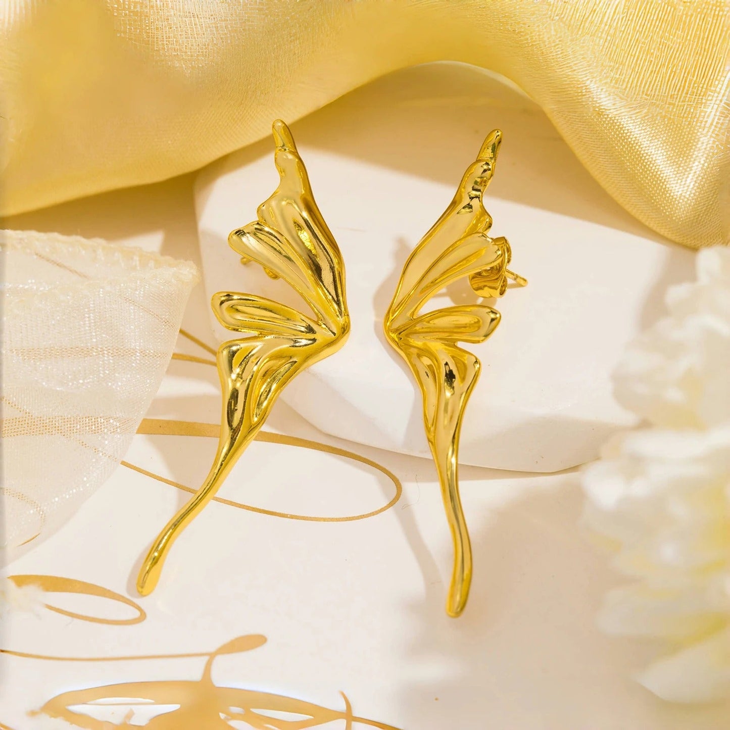 Pendientes vintage de alas de mariposa doradas