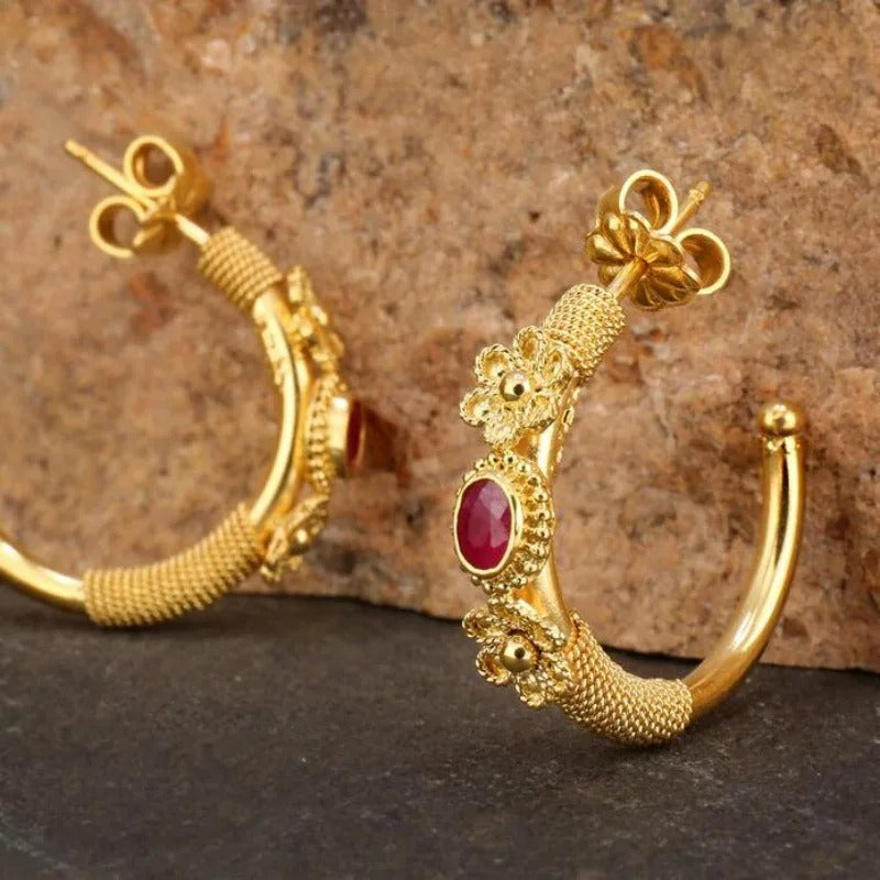 Pendientes de aro con flores doradas y piedra roja