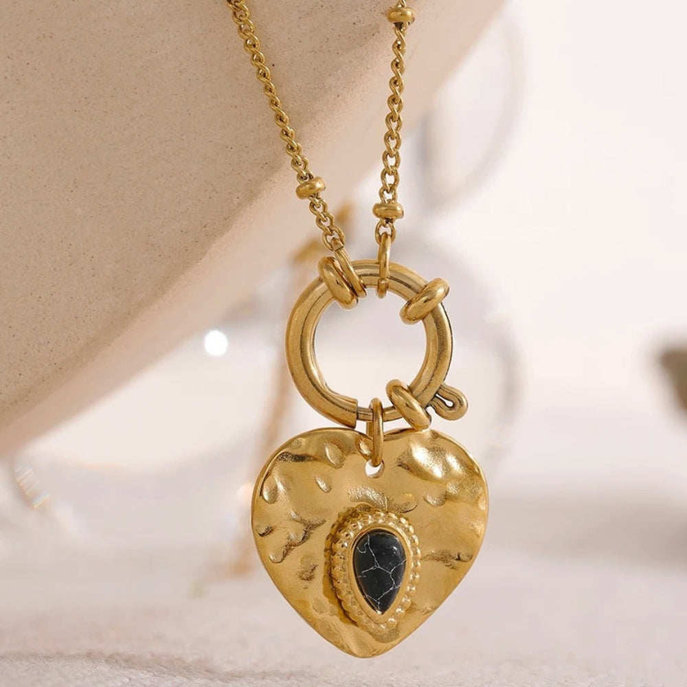 Collier vintage en forme de cœur avec pierre noire