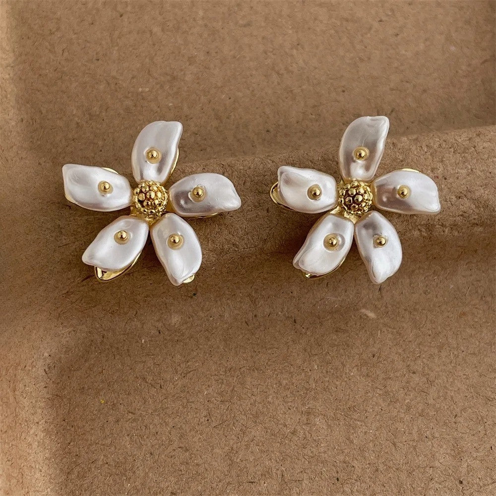 Pendientes de pétalos de perla delicados con flores doradas