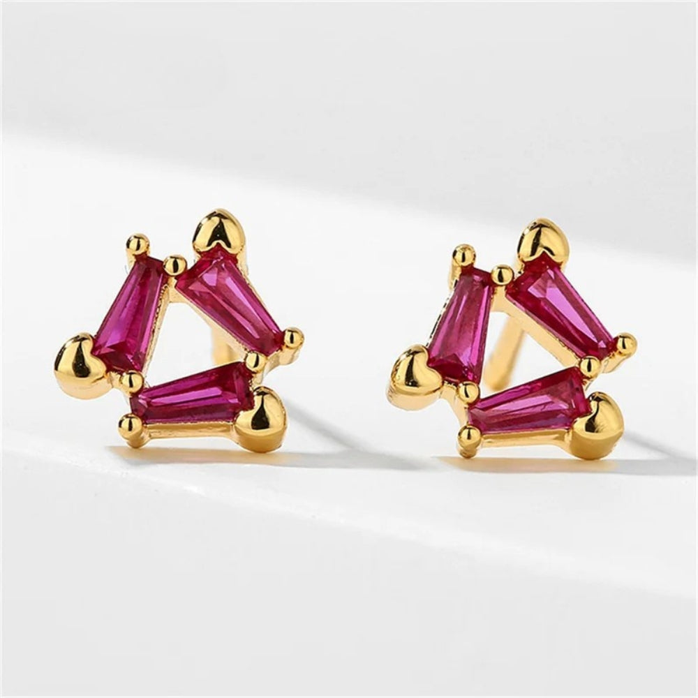 Pendientes triangulares dorados con gemas rojas