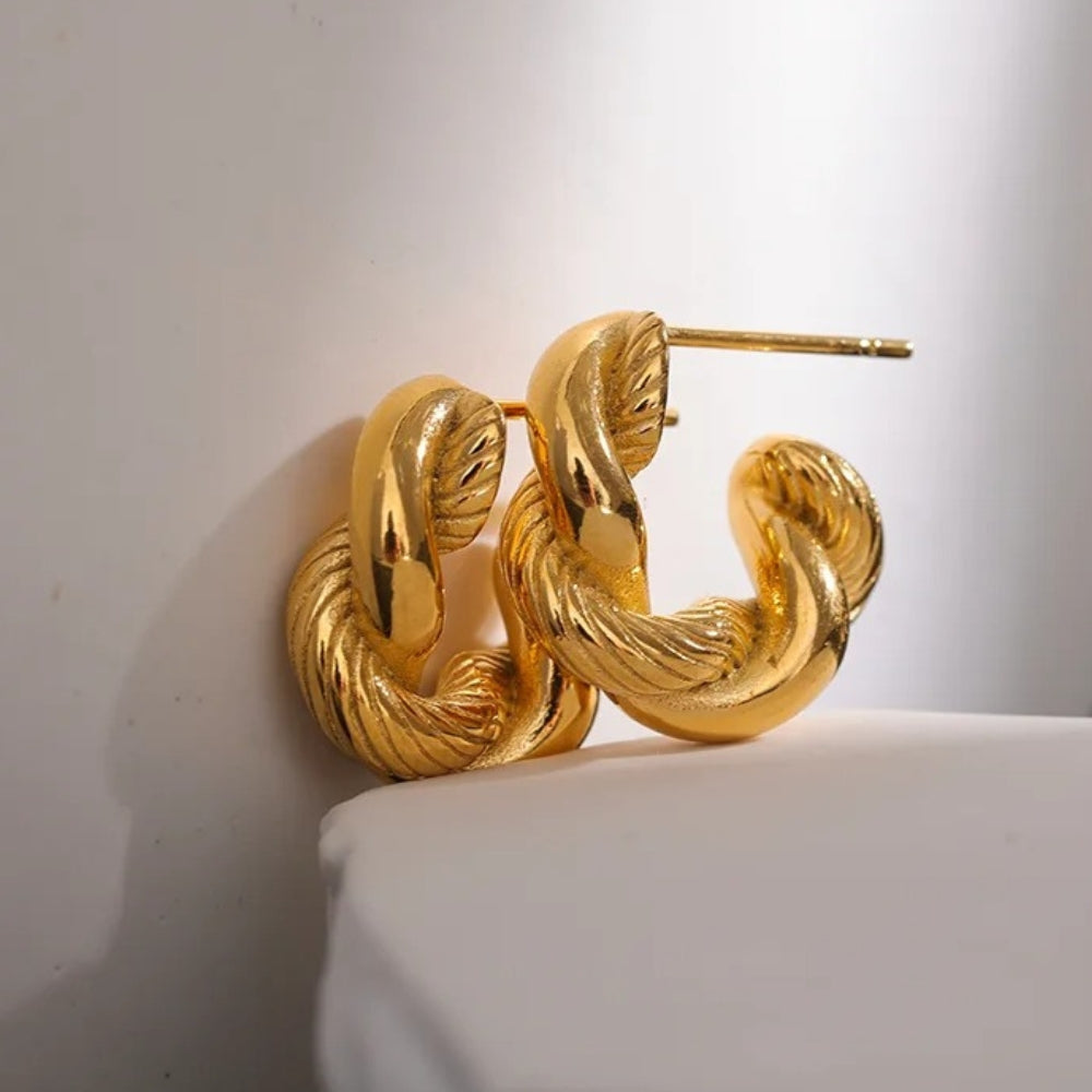 Pendientes de aro vintage dorados con diseño retorcido