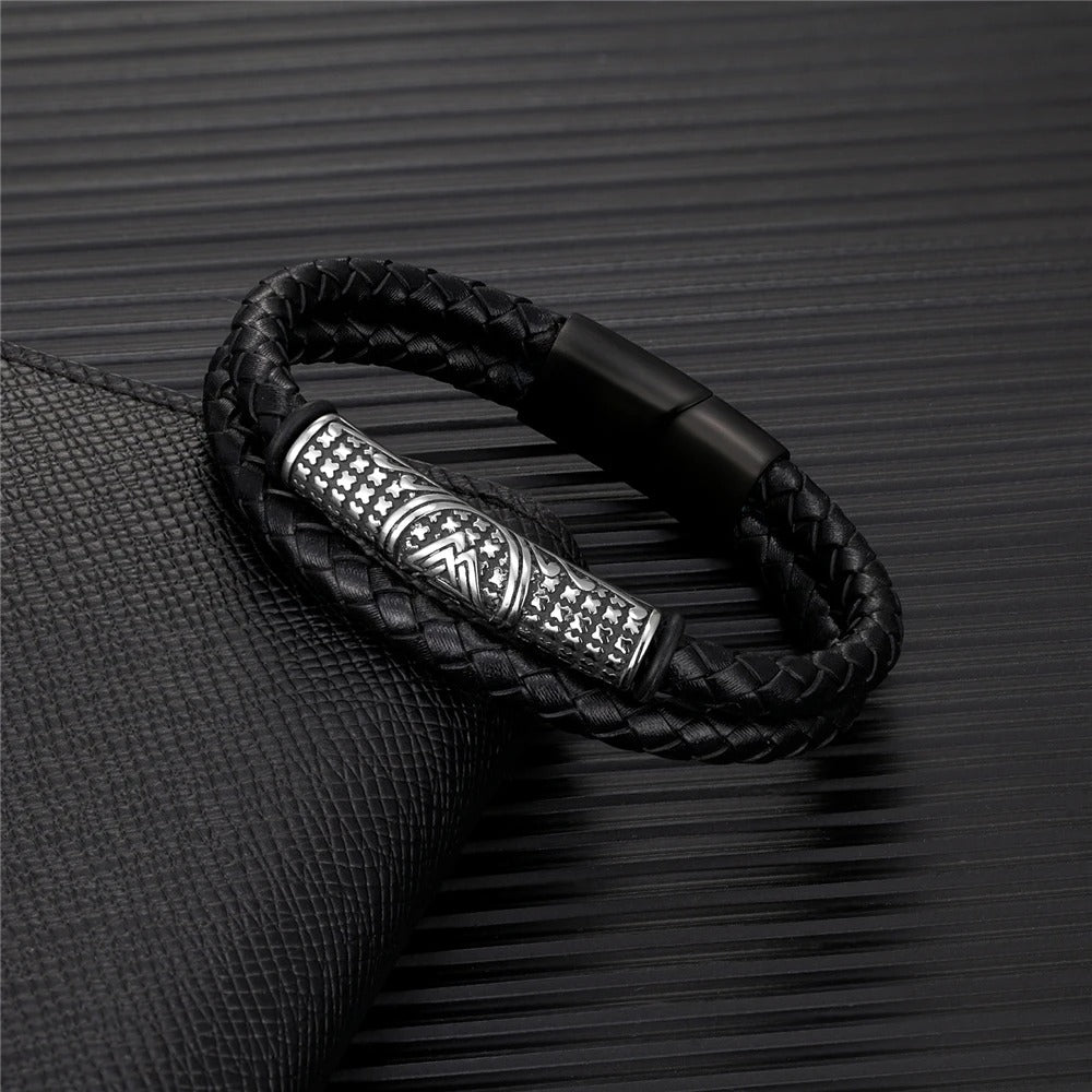 Pulsera de cuero trenzado con dije tribal de plata