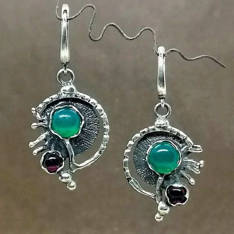 Pendientes colgantes de plata texturizada y esmeralda