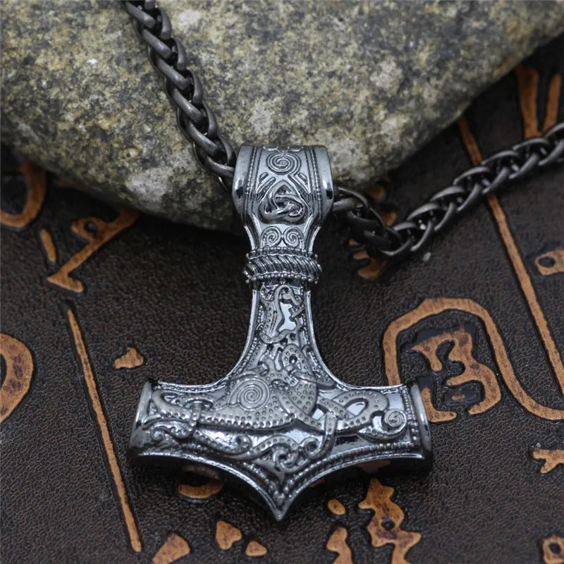 Collier vintage en argent représentant le marteau de Thor
