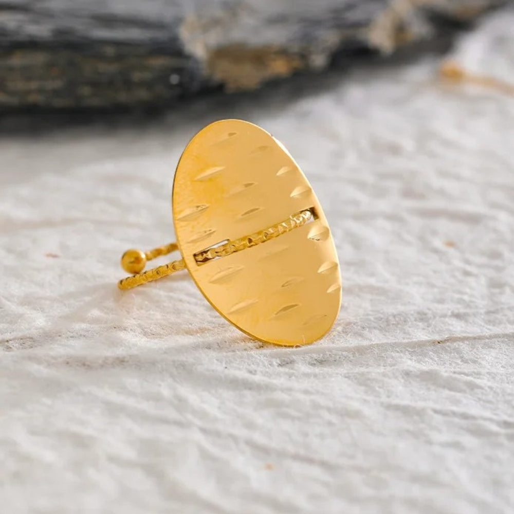 Anillo ajustable vintage de oro con escudo ovalado