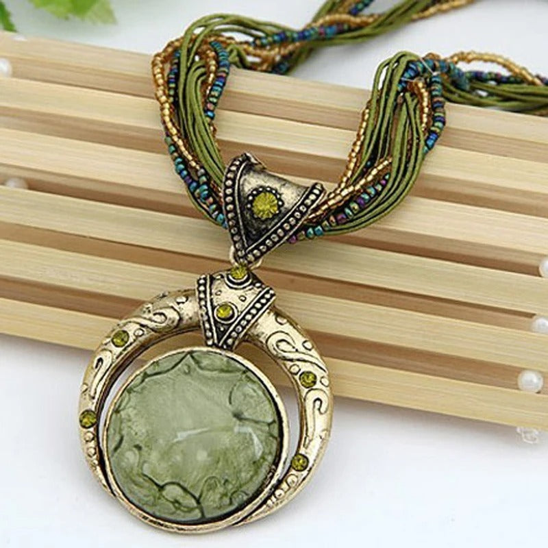 Collier vintage ethnique avec pendentif en cristal vert