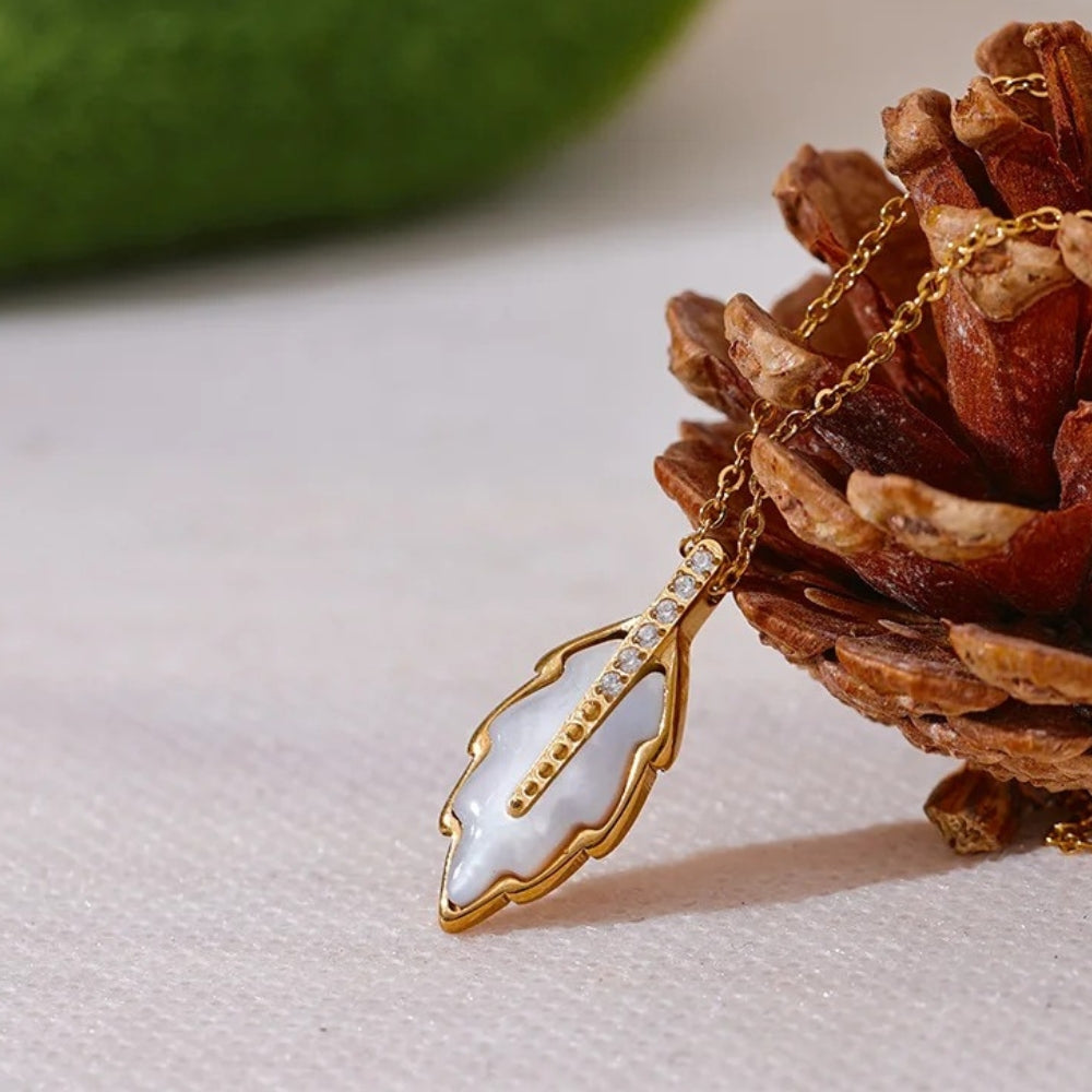 Collar vintage con colgante de hoja de perla