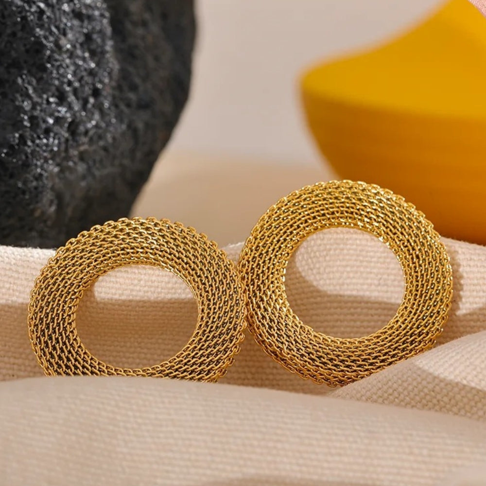 Pendientes vintage de malla dorada con círculos