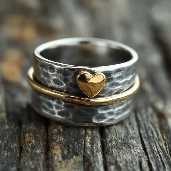 Anillo plateado vintage con forma de corazón dorado