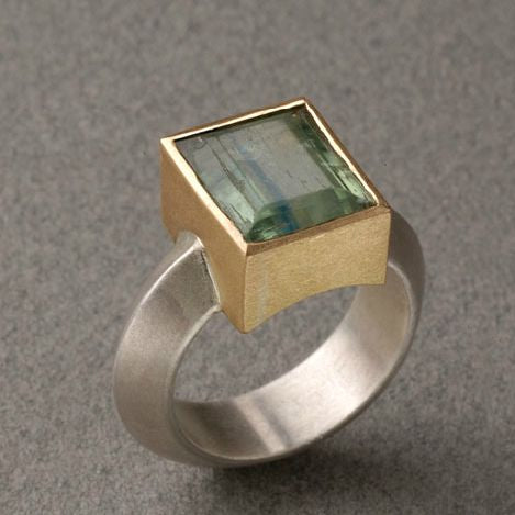 Anillo vintage cuadrado verde de oro y plata
