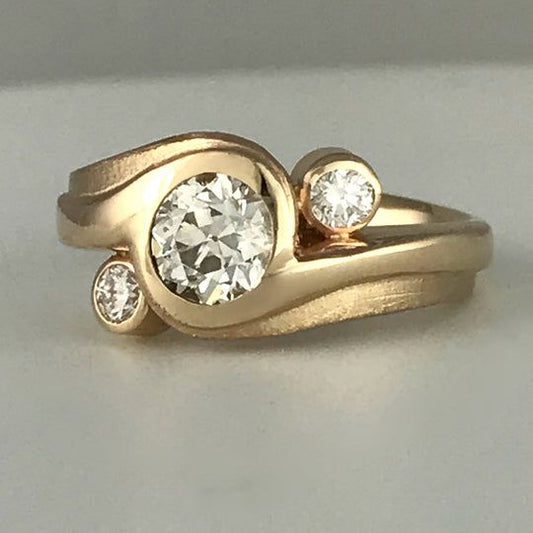 Bague vintage irrégulière en zircone forgée dorée