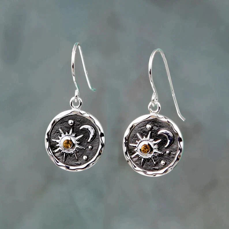 Boucles d'oreilles en or et argent représentant un soleil et une lune 