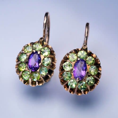 Pendientes vintage redondos de color verde y morado brillante 