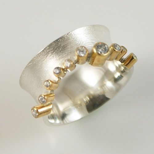 Anillo vintage de plata con incrustaciones de circonitas doradas