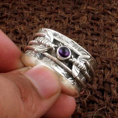 Anillo de meditación con piedra preciosa morada de abeja