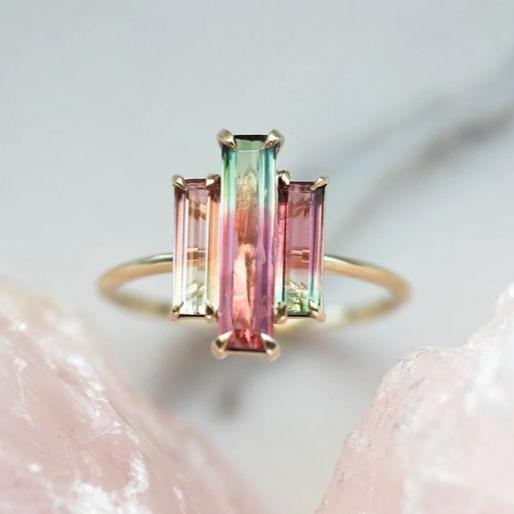 Anillo vintage de oro con circonitas verdes y rojas 