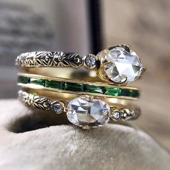 Ensemble de bagues vintage superposées en or et zircon vert