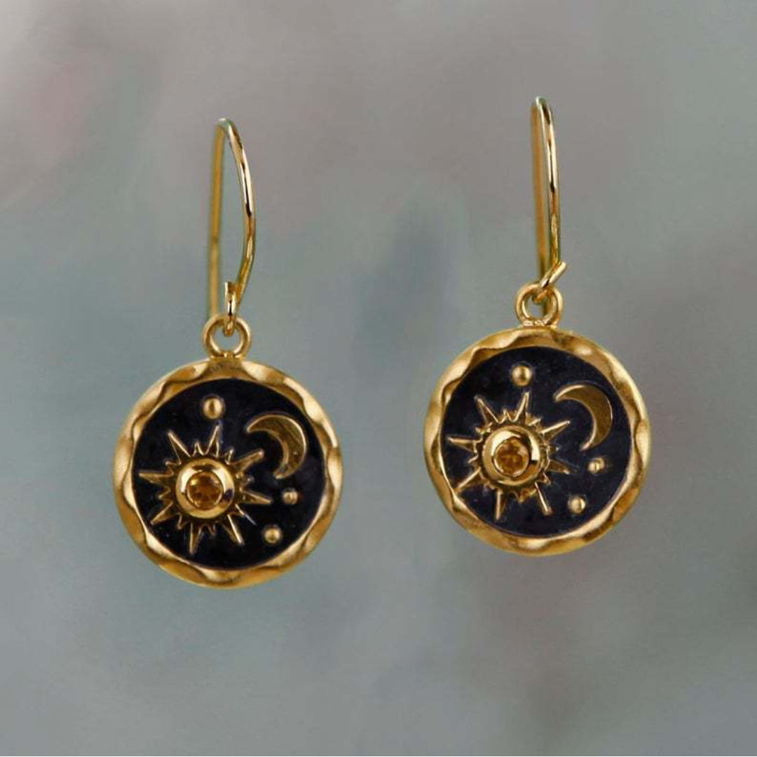 Boucles d'oreilles en or et argent représentant un soleil et une lune 