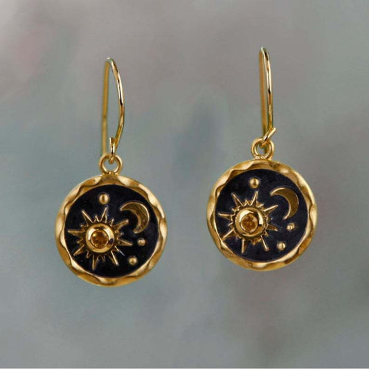 Boucles d'oreilles en or et argent représentant un soleil et une lune 
