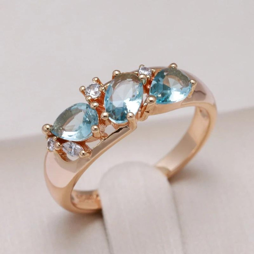 Bague en or ornée d'un zircon bleu 