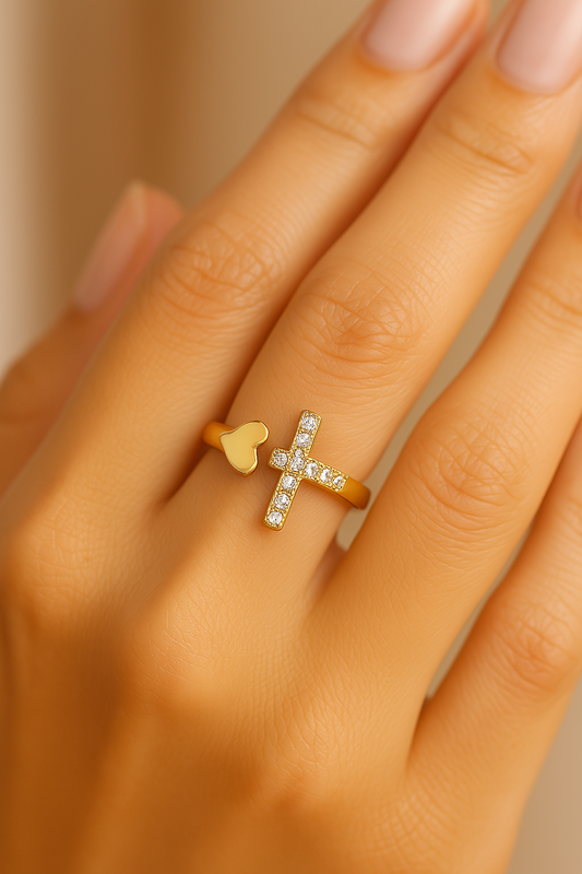 Anillo ajustable con corazón y cruz religiosa de oro