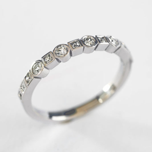 Anillo vintage de plata con incrustaciones de cristal