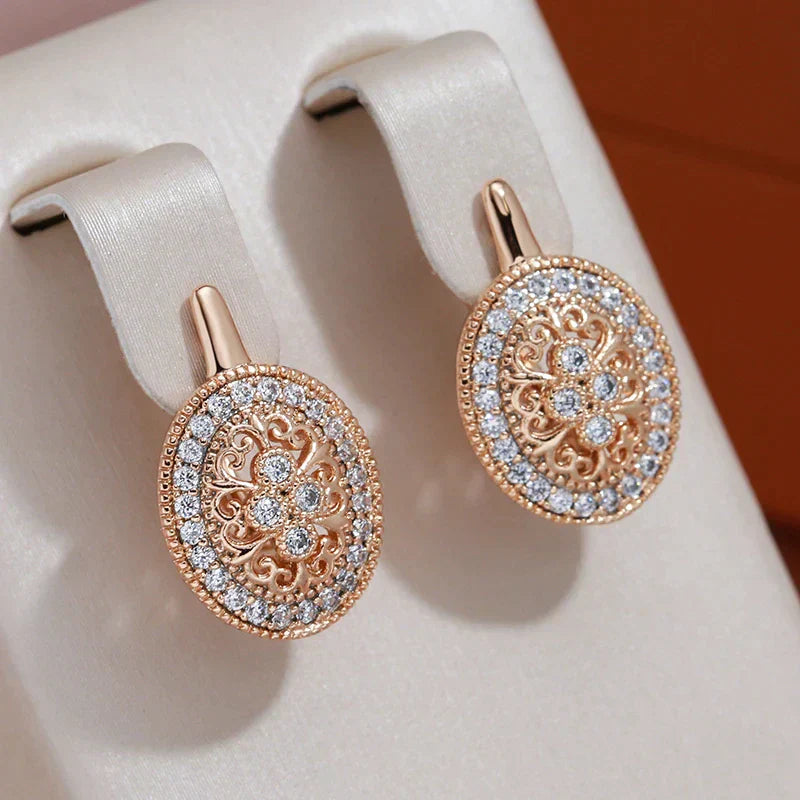Elegantes pendientes redondos y brillantes 