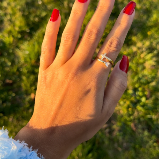 Anillo ajustable con cruz de corazón brillante de oro