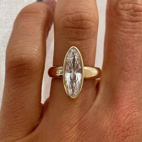 Anillo vintage de oro con cristal ovalado 