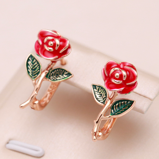 Elegantes pendientes de rosas doradas pintadas a mano 