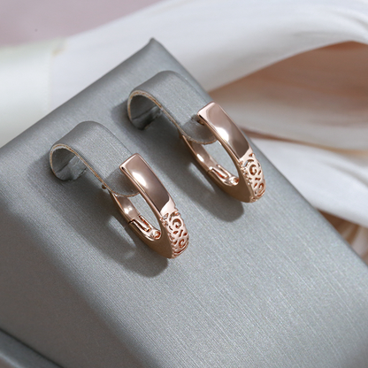 Elegantes pendientes de aro dorados 