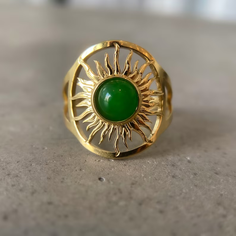 Anillo dorado vintage con piedra verde 