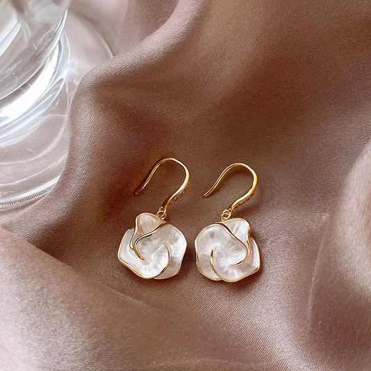 Boucles d'oreilles élégantes à pétales blancs 